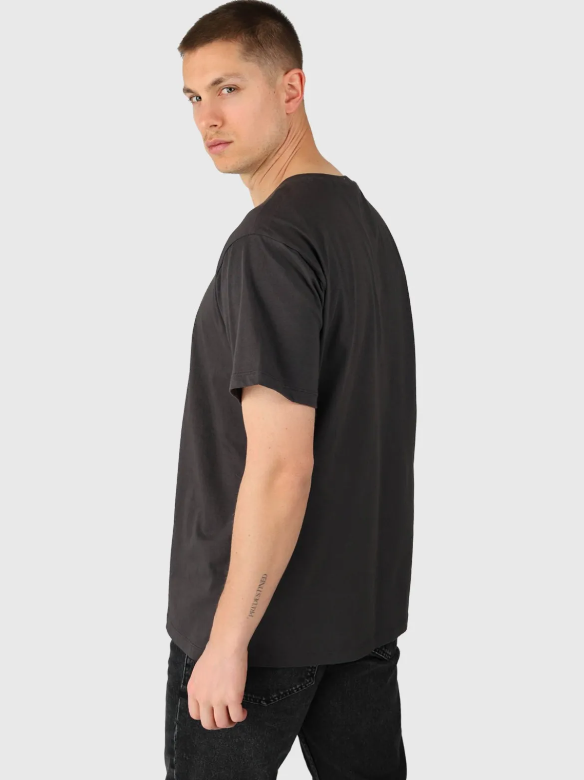 Aron Men T-shirt | Pirate Black
